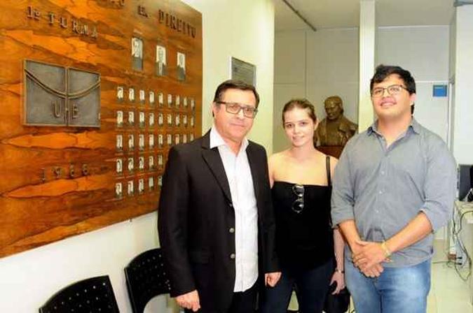 O diretor Mamede Said com os alunos Érica e Raphael (foto: Antonio Cunha) O diretor Mamede Said com os alunos Érica e Raphael (foto: Antonio Cunha)
