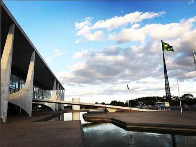 A corrida até o Palácio do Planalto, até agora, aponta para o segundo turno, mas campanhas projetam possibilidade de ser resolvida no dia 7 de outubro(foto: @calsamiglia/Instagram) A corrida até o Palácio do Planalto, até agora, aponta para o segundo turno, mas campanhas projetam possibilidade de ser resolvida no dia 7 de outubro(foto: @calsamiglia/Instagram)