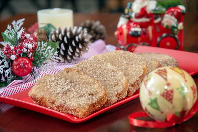 As rabanadas podem ser adaptadas e feitas com fatias de pão sem glúten, molhadas em leite de castanha e com doce de leite de castanha-de-caju. Assadas e empanadas no açúcar demerara com canela.(foto: Pedro Santos/Divulgação ) As rabanadas podem ser adaptadas e feitas com fatias de pão sem glúten, molhadas em leite de castanha e com doce de leite de castanha-de-caju. Assadas e empanadas no açúcar demerara com canela.(foto: Pedro Santos/Divulgação )