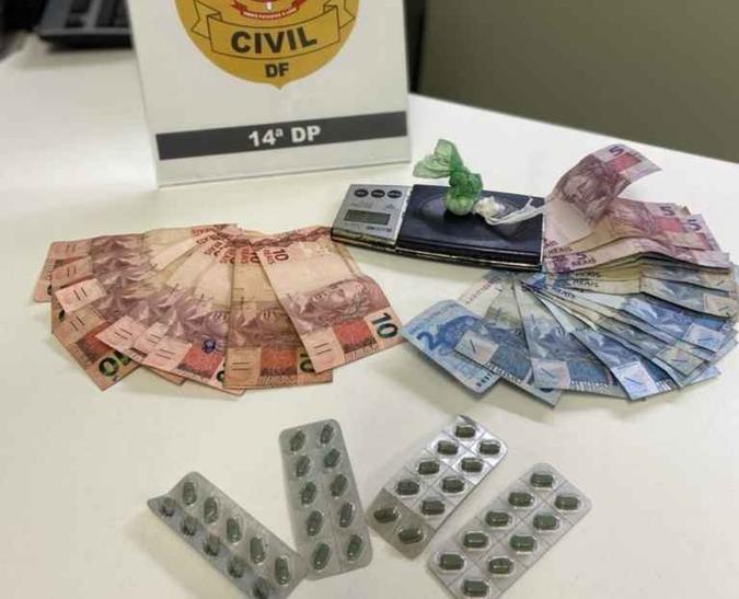 Ainda durante a abordagem policial, foram encontradas diversas porções de cocaína(foto: PCDF/Divulgação) Ainda durante a abordagem policial, foram encontradas diversas porções de cocaína(foto: PCDF/Divulgação)
