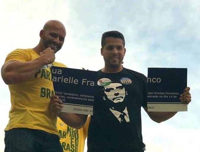 Rodrigo Amorim (camisa preta) quebrou uma placa de homenagem a Marielle Franco(foto: Reprodução/Twitter) Rodrigo Amorim (camisa preta) quebrou uma placa de homenagem a Marielle Franco(foto: Reprodução/Twitter)