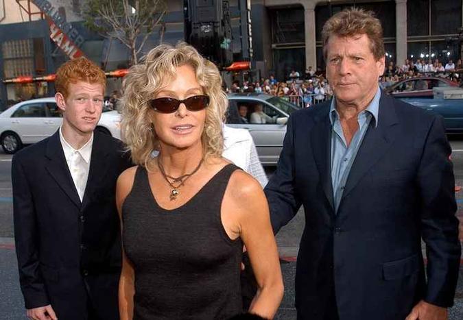 Redmond O'Neal (à esquerda) acompanhado dos pais Farrah Fawcett e Ryan O'Neal(foto: STEVE GRAYSON/WIREIMAGE) Redmond O'Neal (à esquerda) acompanhado dos pais Farrah Fawcett e Ryan O'Neal(foto: STEVE GRAYSON/WIREIMAGE)
