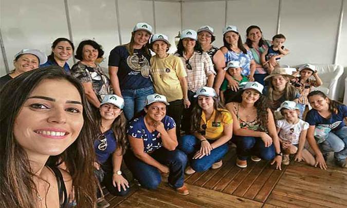 Vanessa Sabioni, em primeiro plano, ressalta que as mulheres buscam melhorar qualificação profissional, por meio de cursos, palestras e troca de informações(foto: AgroMulher/Divulgação) Vanessa Sabioni, em primeiro plano, ressalta que as mulheres buscam melhorar qualificação profissional, por meio de cursos, palestras e troca de informações(foto: AgroMulher/Divulgação)
