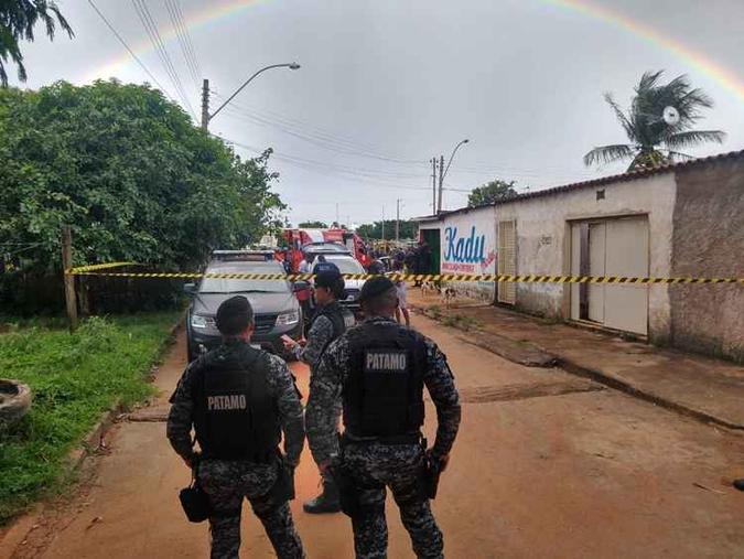 Militares precisaram negociar com o suspeito para que as mulheres fossem libertadas(foto: PMDF/Divulgação) Militares precisaram negociar com o suspeito para que as mulheres fossem libertadas(foto: PMDF/Divulgação)