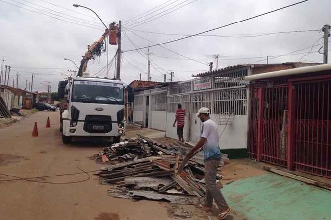 Afetadas pela chuva, famílias de Samambaia começam a limpar e reconstruir as casas com auxílio do GDF(foto: Antônio Cunha/CB/D.A press) Afetadas pela chuva, famílias de Samambaia começam a limpar e reconstruir as casas com auxílio do GDF(foto: Antônio Cunha/CB/D.A press)