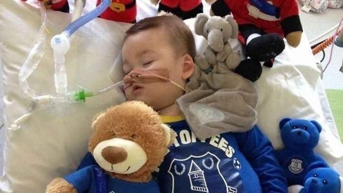 Alfie Evans, de 22 meses, está hospitalizado desde dezembro de 2016. O bebê tem uma doença neurológica degenerativa rara que não foi definitivamente diagnosticada(foto: Reprodução) Alfie Evans, de 22 meses, está hospitalizado desde dezembro de 2016. O bebê tem uma doença neurológica degenerativa rara que não foi definitivamente diagnosticada(foto: Reprodução)