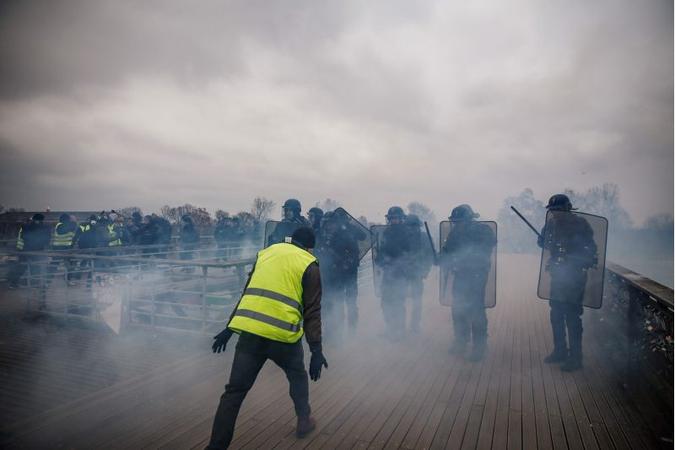 A atmosfera foi calma na maior parte do tempo, mas ficou tensa quando alguns manifestantes tentaram atravessar o rio Sena em uma ponte para pedestres fora da rota oficial da marcha(foto: AFP/Abdul Abeissa) A atmosfera foi calma na maior parte do tempo, mas ficou tensa quando alguns manifestantes tentaram atravessar o rio Sena em uma ponte para pedestres fora da rota oficial da marcha(foto: AFP/Abdul Abeissa)