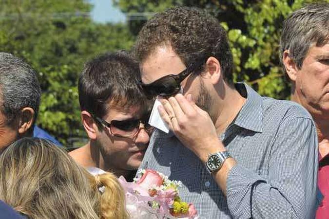 Gabriel Faria de Oliveira, marido e pai das vítimas, participou do sepultamento da família, apesar da dor(foto: Gustavo Moreno/CB/D.A Press) Gabriel Faria de Oliveira, marido e pai das vítimas, participou do sepultamento da família, apesar da dor(foto: Gustavo Moreno/CB/D.A Press)