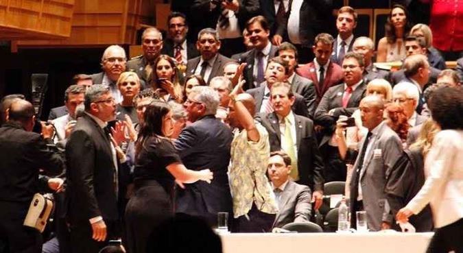 O deputado federal eleito Alexandre Frota (PSL) chegou a empurrar Santos em meio à confusão(foto: Reprodução/Twitter) O deputado federal eleito Alexandre Frota (PSL) chegou a empurrar Santos em meio à confusão(foto: Reprodução/Twitter)