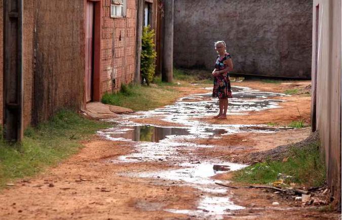 Moradora do Sol Nascente, localizado no Distrito Federal: IBGE indica que dois em cada 10 brasileiros não têm acesso à água de qualidade(foto: Arthur Menescal/Esp. CB/D.A Press )