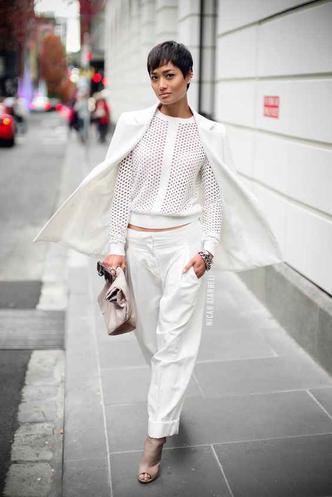 Deixando o oversized de lado, a alfaiataria all white de shape reto pode ser incluída nos compromissos de trabalho e estendida também para happy hours.(foto: Pinterest) Deixando o oversized de lado, a alfaiataria all white de shape reto pode ser incluída nos compromissos de trabalho e estendida também para happy hours.(foto: Pinterest)