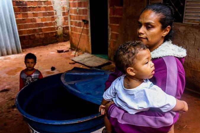 Sara com os filhos, no setor de chácaras Santa Luzia, na Estrutural: Sara com os filhos, no setor de chácaras Santa Luzia, na Estrutural: