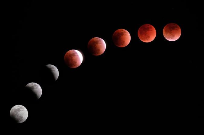 O eclipse total - quando a Lua cheia está completamente encoberta pela sombra da Terra e aparece avermelhada - terá duração de 1h43(foto: Kazuhiro Nogi/AFP) O eclipse total - quando a Lua cheia está completamente encoberta pela sombra da Terra e aparece avermelhada - terá duração de 1h43(foto: Kazuhiro Nogi/AFP)