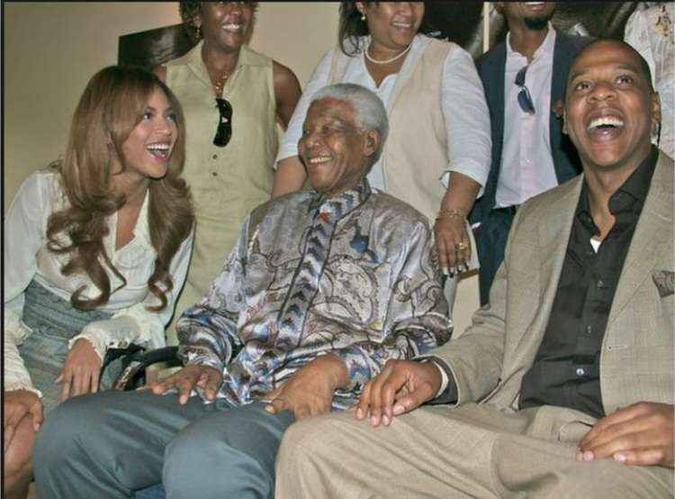 Beyoncé e o marido Jay Z ao lado de Nelson Mandela. Eles se conheceram em 2004(foto: Reprodução site oficial/ beyoncé.com) Beyoncé e o marido Jay Z ao lado de Nelson Mandela. Eles se conheceram em 2004(foto: Reprodução site oficial/ beyoncé.com)