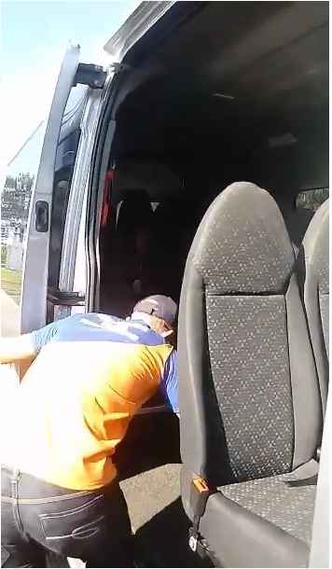 Criança teria ficado sozinha dentro de van por 20 minutos(foto: Reprodução) Criança teria ficado sozinha dentro de van por 20 minutos(foto: Reprodução)