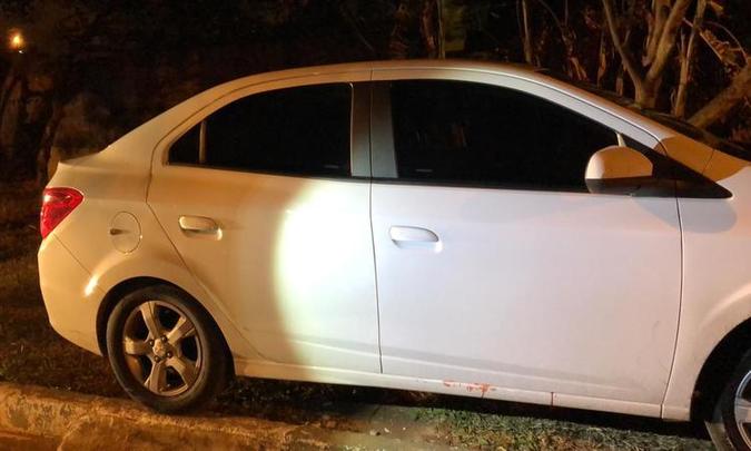 O carro usado para a ação do três adolescentes foi encontrado na QNM 38, em Ceilândia, com manchas de sangue(foto: Divulgação/PMDF) O carro usado para a ação do três adolescentes foi encontrado na QNM 38, em Ceilândia, com manchas de sangue(foto: Divulgação/PMDF)