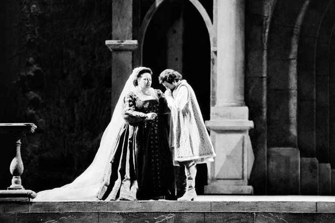 A soprano Montserrat Caballe e o barítono Piero Capucilli em Simon Boccanegra(foto: Gerard Fouet/AFP - 6/10/18)
