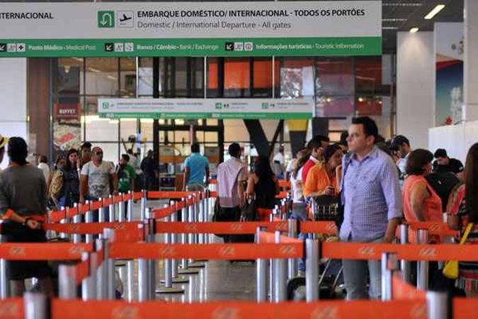 Viajantes no aeroporto de Brasília: Anac estuda suspender multas às empresas durante a Copa do Mundo(foto: Marcelo Ferreira/CB/D.A Press - 1/3/14 ) Viajantes no aeroporto de Brasília: Anac estuda suspender multas às empresas durante a Copa do Mundo(foto: Marcelo Ferreira/CB/D.A Press - 1/3/14 )