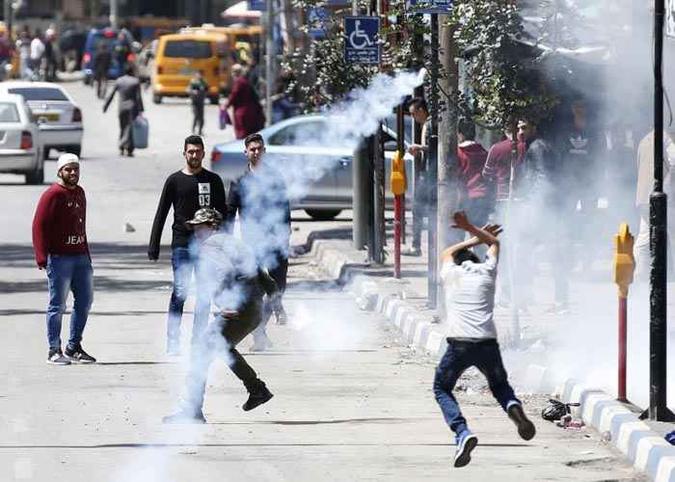 Manifestantes palestinos durante confrontos com forças israelenses em Gaza (foto: AFP / HAZEM BADER ) Manifestantes palestinos durante confrontos com forças israelenses em Gaza (foto: AFP / HAZEM BADER )
