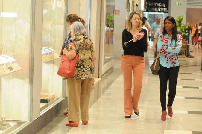 Galerias do Conjunto Nacional, em Brasília: roupas, perfumes e cosméticos, calçados e acessórios masculinos, como cintos, carteiras, relógios e meias, foram os mais procurados pelo público(foto: Antonio Cunha/CB/D.A Press) Galerias do Conjunto Nacional, em Brasília: roupas, perfumes e cosméticos, calçados e acessórios masculinos, como cintos, carteiras, relógios e meias, foram os mais procurados pelo público(foto: Antonio Cunha/CB/D.A Press)