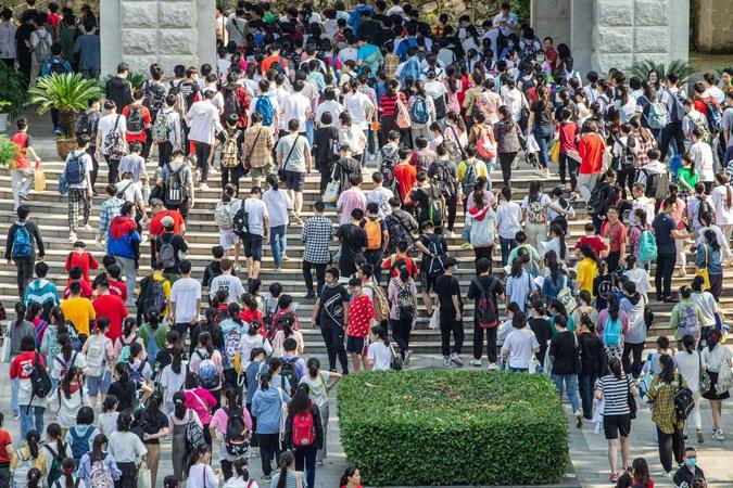 Alunos indo fazer o Exame Nacional de Admissão à Faculdade (NCEE),na China(foto: STR / AFP) Alunos indo fazer o Exame Nacional de Admissão à Faculdade (NCEE),na China(foto: STR / AFP)