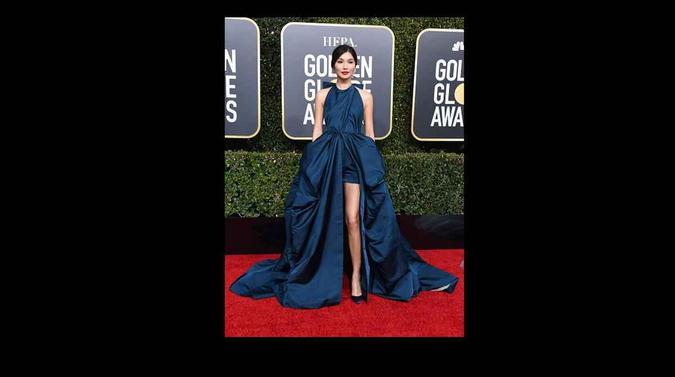 Gemma Chan, atriz do longa Asiáticos podres de ricos, optou por um Valentino azul petróleo para o Globo de Ouro. Segundo a consultora de estilo Estela Silveira, a tonalidade favoreceu muito a atriz. %u201CA cor é forte e destacou ainda mais a beleza natural de Gemma, que tem uma pele de coloração mais fria e cabelos escuros.%u201D VALERIE MACON/AFP Gemma Chan, atriz do longa Asiáticos podres de ricos, optou por um Valentino azul petróleo para o Globo de Ouro. Segundo a consultora de estilo Estela Silveira, a tonalidade favoreceu muito a atriz. %u201CA cor é forte e destacou ainda mais a beleza natural de Gemma, que tem uma pele de coloração mais fria e cabelos escuros.%u201D VALERIE MACON/AFP
