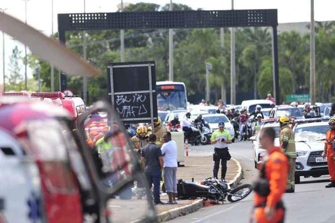 O helicóptero da corporação chegou a pousar na pista para socorrer Joabe Fernandes da Silva(foto: Minervino Júnior/CB/D.A Press) O helicóptero da corporação chegou a pousar na pista para socorrer Joabe Fernandes da Silva(foto: Minervino Júnior/CB/D.A Press)