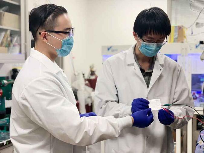 Hansen Wang (esq.) e Zhiao Yu: em teste, carga se mantém após 420 ciclos(foto: Zhiao Yu/Divulgação) Hansen Wang (esq.) e Zhiao Yu: em teste, carga se mantém após 420 ciclos(foto: Zhiao Yu/Divulgação)