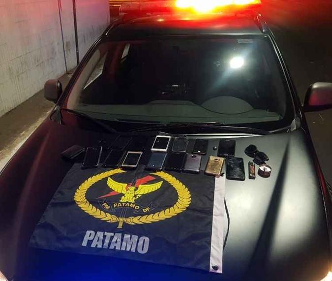 O grupo acabou preso com 16 celulares dentro de um carro(foto: PMDF/Divulgação) O grupo acabou preso com 16 celulares dentro de um carro(foto: PMDF/Divulgação)