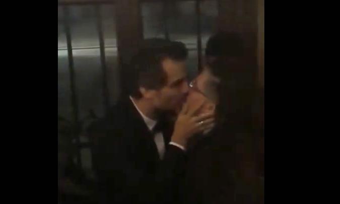 Wagner Moura e Jean Wyllys se beijam em festa de gala(foto: Reprodução/ Vídeo) Wagner Moura e Jean Wyllys se beijam em festa de gala(foto: Reprodução/ Vídeo)