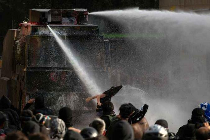 Manifestações no Chile começaram em 18 de outubro e já deixaram 22 mortos(foto: CLAUDIO REYES/AFP) Manifestações no Chile começaram em 18 de outubro e já deixaram 22 mortos(foto: CLAUDIO REYES/AFP)