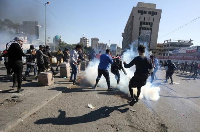Protestando inicialmente contra a falta de empregos, maus serviços e corrupção, manifestantes agora exigem eleições instantâneas, um premier independente e a acusação dos envolvidos em corrupção ou derramamento de sangue recente.(foto: AHMAD AL-RUBAYE / AFP) Protestando inicialmente contra a falta de empregos, maus serviços e corrupção, manifestantes agora exigem eleições instantâneas, um premier independente e a acusação dos envolvidos em corrupção ou derramamento de sangue recente.(foto: AHMAD AL-RUBAYE / AFP)