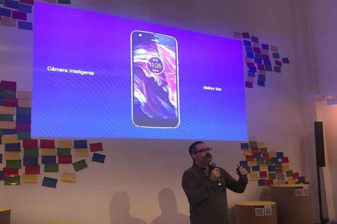 O diretor de produtos da Motorola, Renato Arradi, durante a o lançamento do novo aparelho: O diretor de produtos da Motorola, Renato Arradi, durante a o lançamento do novo aparelho: