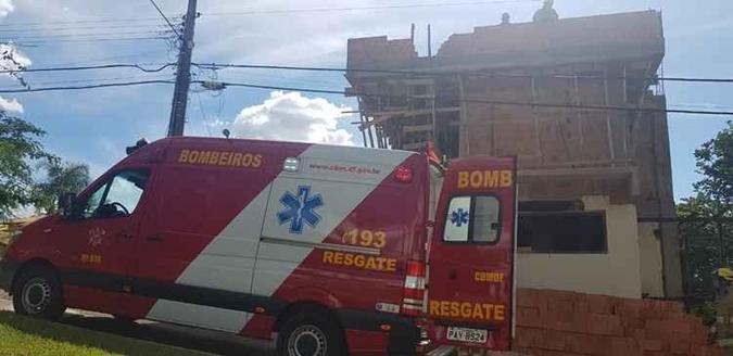 A vítima caiu do terceiro andar da casa e foi levada ao hospital consciente e estável(foto: CBMDF/Divulgação) A vítima caiu do terceiro andar da casa e foi levada ao hospital consciente e estável(foto: CBMDF/Divulgação)