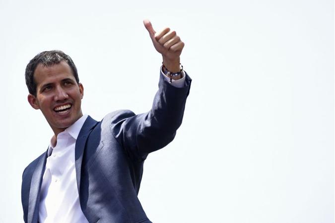 Nos últimos dias, militares de alta patente têm desertado e declarado apoio a Guaidó. O presidente interino prometeu anistia a todos eles(foto: AFP / Juan Barreto) Nos últimos dias, militares de alta patente têm desertado e declarado apoio a Guaidó. O presidente interino prometeu anistia a todos eles(foto: AFP / Juan Barreto)
