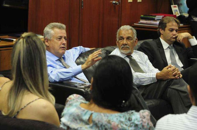O governador Rodrigo Rollemberg e o presidente da Terracap, Júlio César Reis, receberam representantes do Solar de Brasília para assinatura do acordo(foto: Pedro Ventura/Agência Brasília) O governador Rodrigo Rollemberg e o presidente da Terracap, Júlio César Reis, receberam representantes do Solar de Brasília para assinatura do acordo(foto: Pedro Ventura/Agência Brasília)