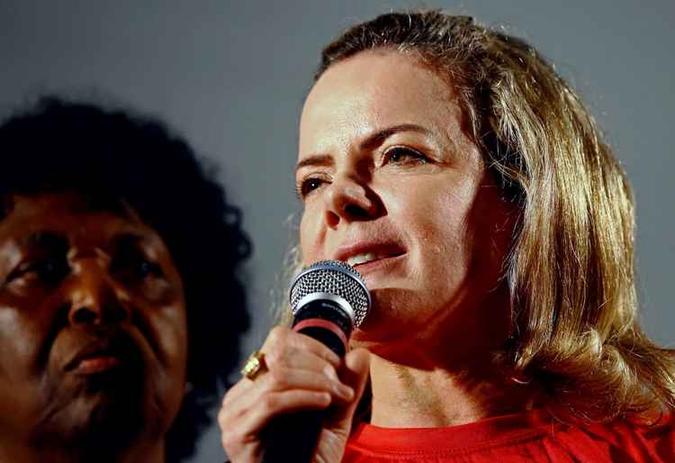 Gleisi, Paulo Bernardo e Kugler começaram a ser julgados nesta terça, pelo suposto recebimento de propina de R$ 1 milhão para a campanha da parlamentar ao Senado(foto: AFP / Heuler Andrey) Gleisi, Paulo Bernardo e Kugler começaram a ser julgados nesta terça, pelo suposto recebimento de propina de R$ 1 milhão para a campanha da parlamentar ao Senado(foto: AFP / Heuler Andrey)