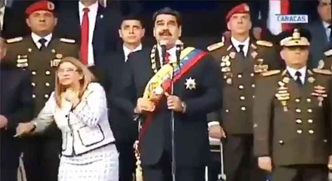 No momento do ataque, o presidente Nicolás Maduro discursava ao lado da mulher e de membros do Alto Comando militar(foto: AFP) No momento do ataque, o presidente Nicolás Maduro discursava ao lado da mulher e de membros do Alto Comando militar(foto: AFP)