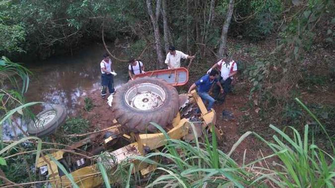 O veículo caiu sobre o condutor e precisou ser guinchado, pois vazava óleo(foto: CBMDF/Divulgação) O veículo caiu sobre o condutor e precisou ser guinchado, pois vazava óleo(foto: CBMDF/Divulgação)