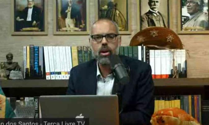 Allan dos Santos chamou o ministro do STF Alexandre de Moraes de moleque e criminoso (foto: Reprodução/Youtube) Allan dos Santos chamou o ministro do STF Alexandre de Moraes de moleque e criminoso (foto: Reprodução/Youtube)