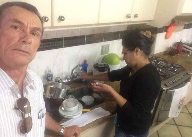 Orlando e Raimunda reclamam que o armazenamento da caixa d'´água também acabou e não estão lavando a louça.(foto: Arquivo Pessoal.) Orlando e Raimunda reclamam que o armazenamento da caixa d'´água também acabou e não estão lavando a louça.(foto: Arquivo Pessoal.)