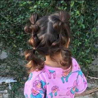 (@babyellestyle) As mamães podem criar variações em penteados tradicionais, como essas marias-chiquinhas estilizadas, que dão um ar divertido sem perder a praticidade(foto: Instagram/Reprodução) (@babyellestyle) As mamães podem criar variações em penteados tradicionais, como essas marias-chiquinhas estilizadas, que dão um ar divertido sem perder a praticidade(foto: Instagram/Reprodução)