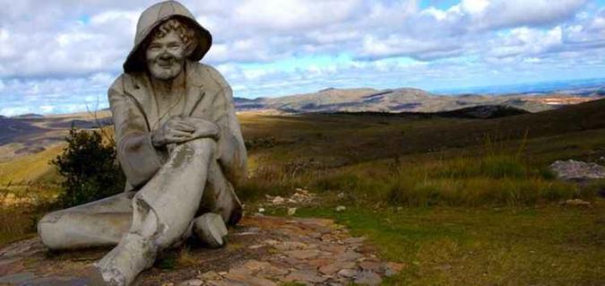 Estátua do personagem Juquinha, morador local que viveu na Serra do Cipó(foto: Pousada das Pedras/Reprodução) Estátua do personagem Juquinha, morador local que viveu na Serra do Cipó(foto: Pousada das Pedras/Reprodução)