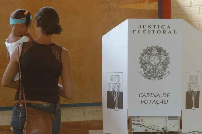 Mulher vota em urna no DF, onde são 1.096.615 eleitoras. Discurso dos candidatos precisa se adequadar à demanda delas, segundo pesquisadora(foto: Cadu Gomes/CB/D.A Press) Mulher vota em urna no DF, onde são 1.096.615 eleitoras. Discurso dos candidatos precisa se adequadar à demanda delas, segundo pesquisadora(foto: Cadu Gomes/CB/D.A Press)