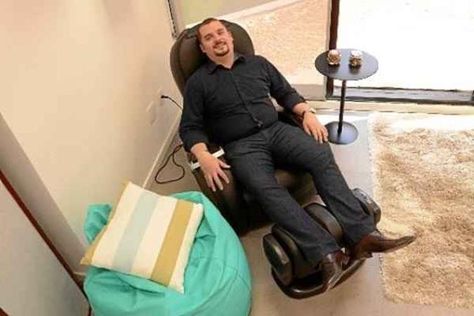 Jhonatan tem acesso a cadeira de massagem e lanche na firma, além de receber uma série de benefícios(foto: Jhonatan Vieira) Jhonatan tem acesso a cadeira de massagem e lanche na firma, além de receber uma série de benefícios(foto: Jhonatan Vieira)
