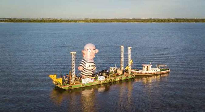 Em Porto Alegre, boneco anti-Lula de manifestantes que pedem a prisão do ex-presidente(foto: Jefferon Bernandes/AFP) Em Porto Alegre, boneco anti-Lula de manifestantes que pedem a prisão do ex-presidente(foto: Jefferon Bernandes/AFP)
