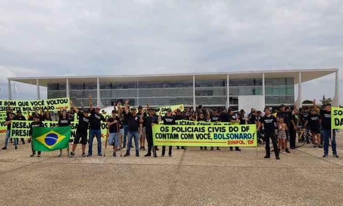 No domingo, durante a troca da Bandeira Nacional, cerca de 200 policiais civis cobraram a recomposição salarial: pressão(foto: Sinpol/DF) No domingo, durante a troca da Bandeira Nacional, cerca de 200 policiais civis cobraram a recomposição salarial: pressão(foto: Sinpol/DF)