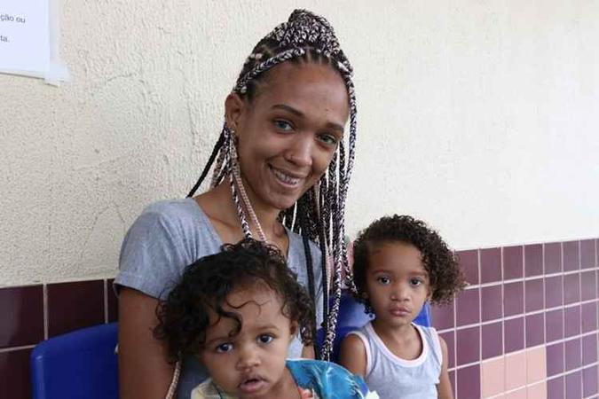 A cozinheira Ariadne do nascimento foi votar acompanhada das filhas Maria Beatriz e Emily Bianca (foto: Juliana Andrade/Esp. CB) A cozinheira Ariadne do nascimento foi votar acompanhada das filhas Maria Beatriz e Emily Bianca (foto: Juliana Andrade/Esp. CB)