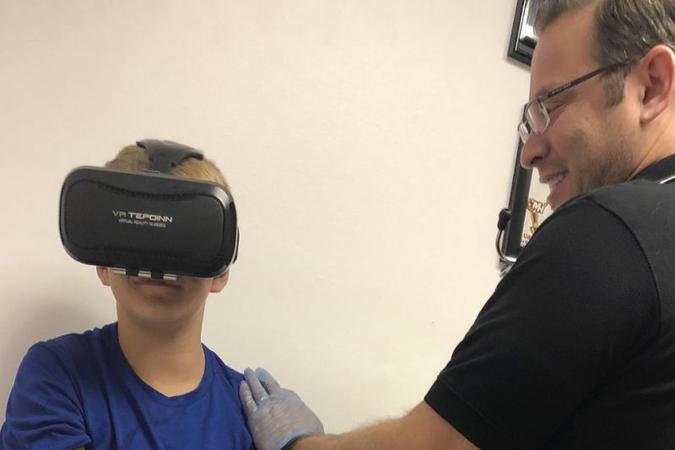 Crianças são vacinadas enquanto andam virtualmente de balão(foto: Florida Atlantic University/Divulgação ) Crianças são vacinadas enquanto andam virtualmente de balão(foto: Florida Atlantic University/Divulgação )