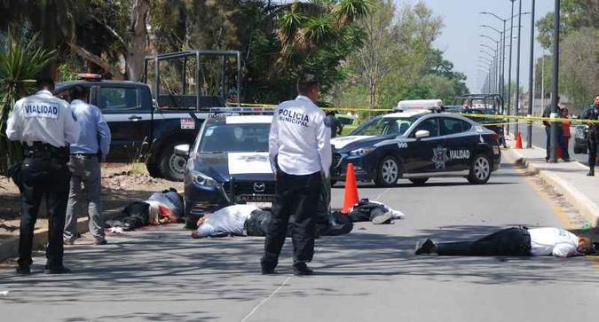 Policiais de Salamanca, no estado de Guanajuato, observam os corpos de cinco colegas assassinados durante ataque armado: violência desenfreada(foto: Gustavo Becerra/AFP) Policiais de Salamanca, no estado de Guanajuato, observam os corpos de cinco colegas assassinados durante ataque armado: violência desenfreada(foto: Gustavo Becerra/AFP)